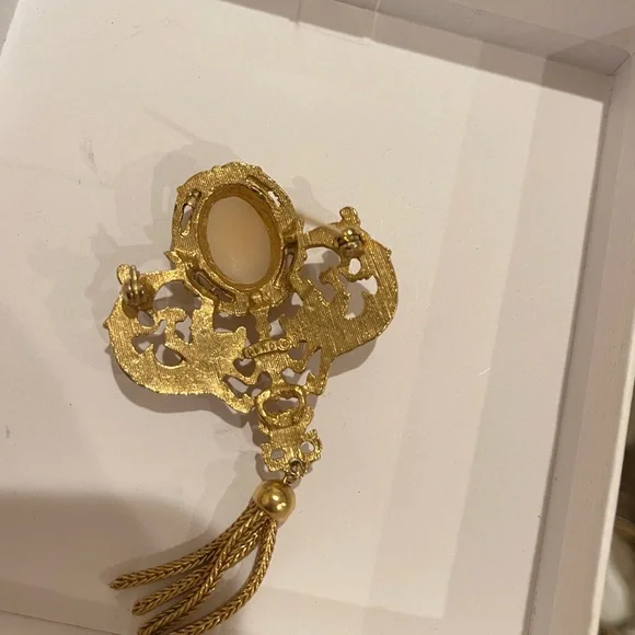 Vtg Gotic Midieval Designe SignedGeno RARE Cameo Dragons BroochRichelieu 60s